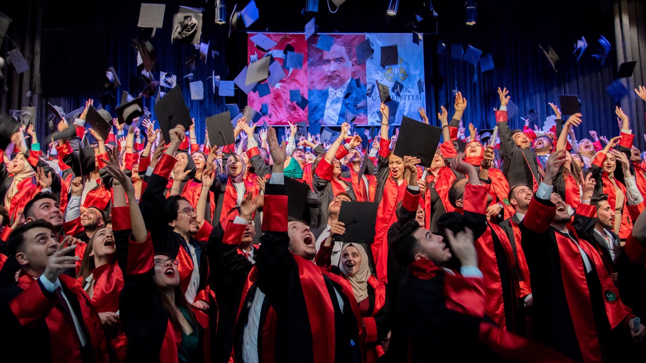 Selçuk Üniversitesinde genç hukukçular mezuniyet sevinci yaşadı